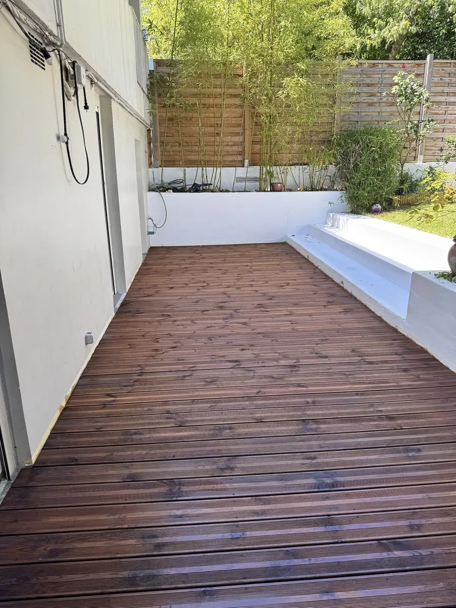 Terrasse en bois le long d’une maison